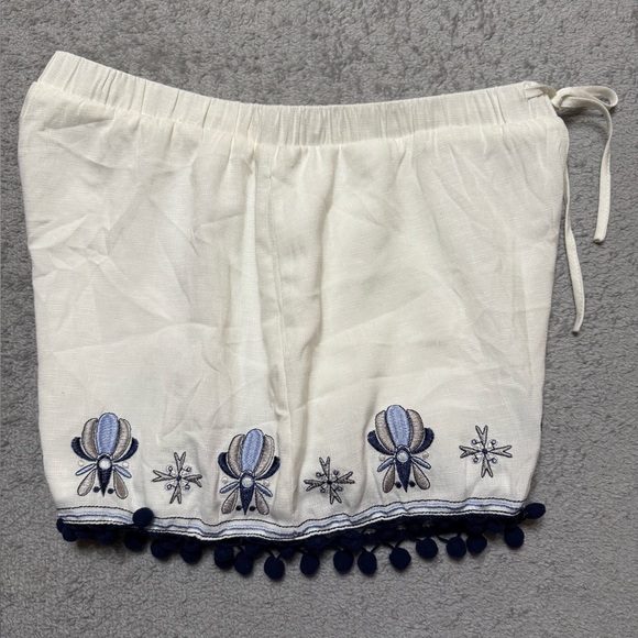 Mi Ami  White Floral Embroidered pom pom shorts with pockets Sz M - Picture 4 of 10